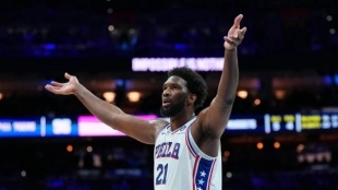 Joel Embiid gana pulso a Jokic. Foto: gettyimages