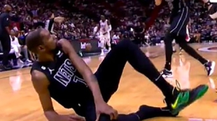 Kevin Durant cayó lesionado ante los Heat.