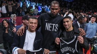 Los futbolistas Kylian Mbappé y Achraf Hakimi, con Kevin Durant