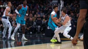 Momento de la lesión de Luka Doncic ante Phoenix Suns. 