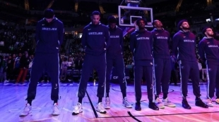 Memphis Grizzlies, manteniendo el minuto de silencio.