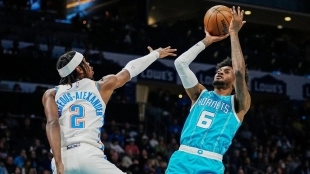 Jalen McDaniels, defendido por Shai Gilgeous-Alexander