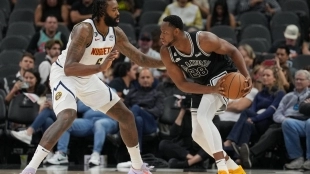 Charles Bassey, defendido por DeAndre Jordan