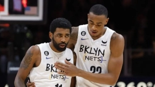 Nic Claxton y Kyrie Irving, en su etapa en Brooklyn Nets. 