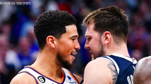 Devin Booker y Luka Doncic intercambiaron palabras.