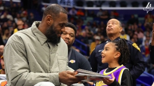 LeBron James, con una fan en New Orleans.