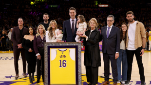Ceremonia de la retirada de la camiseta de Pau Gasol con Los Angeles Lakers