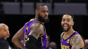 D'Angelo Russell y LeBron James.