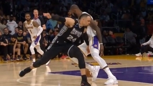 Agresión de Dillon Brooks a LeBron James.