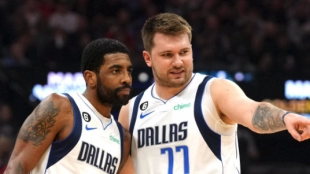 Irving y Doncic, en un partido de Dallas Mavericks. 