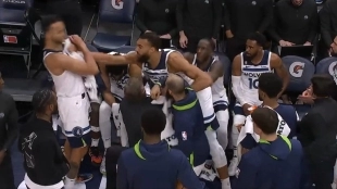 Rudy Gobert golpea a su compañero de equipo Kyle Anderson