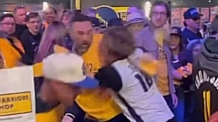 Pelea entre aficionados de Warriors y Kings.