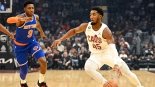 Donovan Mitchell, defendido por R.J. Barrett