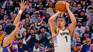 Porter Jr. anota ante Devin Booker.