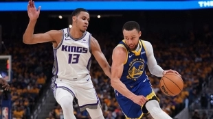 Stephen Curry, defendido por Keegan Murray