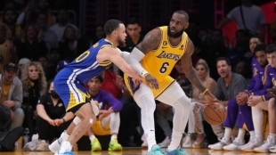 LeBron James, defendido por Stephen Curry