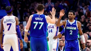 Kyrie Irving, jugador de Dallas Mavericks, junto a Luka Doncic. 
