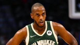 Khris Middleton, estrella de Milwaukee Bucks. 