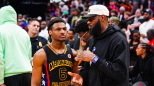 Bronny James junto a su padre LeBron James. 