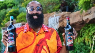 James Harden, con su vino. 