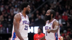 James Harden y Joel Embiid, con la camiseta de Philadelphia 76ers. 
