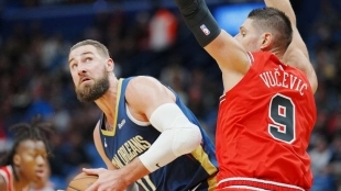 Jonas Valanciunas, defendido por Nikola Vucevic