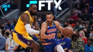 Stephen Curry, defendido por LeBron James