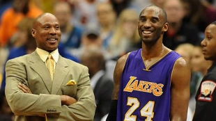 Byron Scott, junto a Kobe Bryant. 