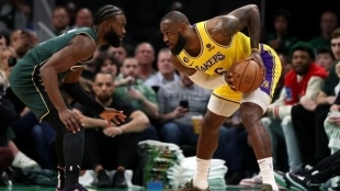 LeBron James, defendido por Jaylen Brown