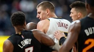 Nikola Jokic, tras cometer una durísima falta sobre Markieff Morris