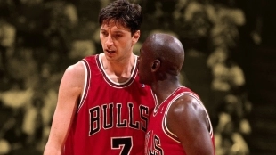 Toni Kukoc y Michael Jordan