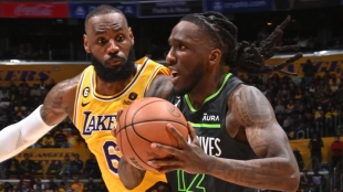 Taurean Prince, jugando contra Los Angeles Lakers de LeBron James