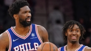 Joel Embiid y Tyrese Maxey, estrellas de Philadelphia 76ers.
