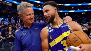 Stephen Curry, junto a Steve Kerr, estrella y entrenador de los Warriors. 