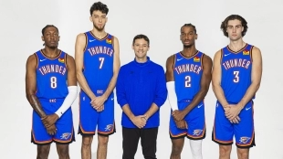 Jalen Williams, Chet Holmgren, Mark Daigneault, Shai Gilgeous-Alexander y Josh Giddey