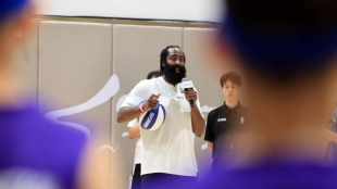 James Harden se borra de entrenamiento con Sixers. Foto: gettyimages