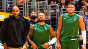 Lillard y Anteto, jugadores de los Bucks. 