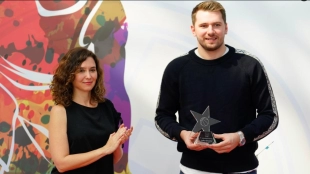 Luka Doncic, junto a Isabel Díaz Ayuso. 