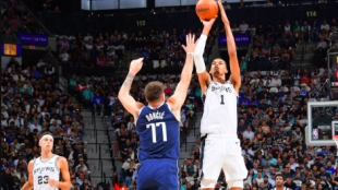 Victor Wembanyama, frente a Luka Doncic. 