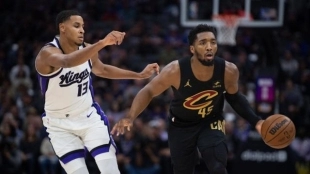 Donovan Mitchell, defendido por Keegan Murray