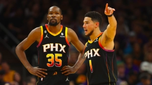 Kevin Durant, junto a Devin Booker.