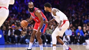 James Harden, defendido por Paul George