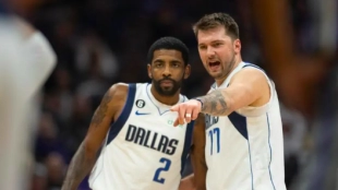 Kyrie Irving, junto a Luka Doncic, en un duelo de Dallas Mavericks.