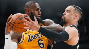 LeBron James y Dillon Brooks, en un Lakers-Grizzlies. 