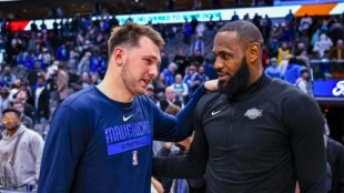 LeBron James, junto a Luka Doncic.