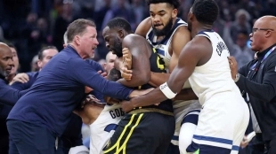Draymond Green, agarrando del cuello a Rudy Gobert