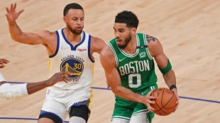 Stephen Curry, defendiendo a Jayson Tatum.