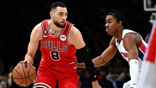 Zach LaVine, defendido por Jaden Ivey