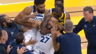 Draymond Green agarrando por el cuello a Rudy Gobert.