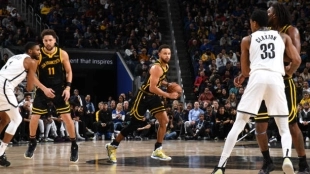 Stephen Curry se exhibe ante Nets. Foto: gettyimages